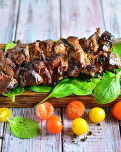 Свиной шашлык с щавелем в соевом соусе