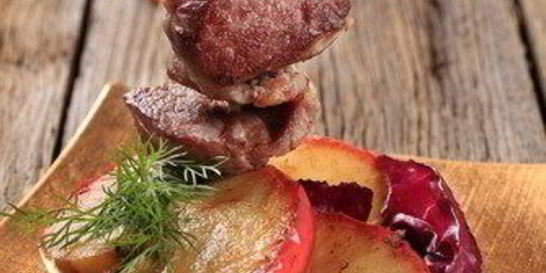 Свиной шашлык с яблоками и красным луком