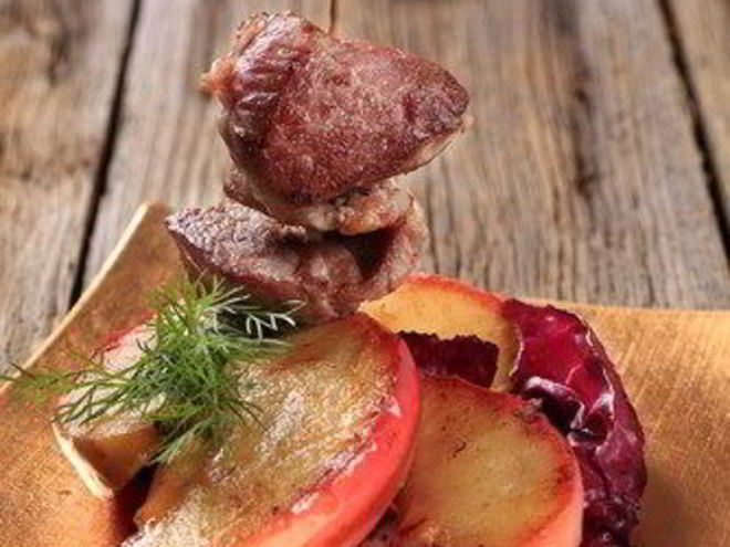 Рецепт свиного шашлыка с яблоками и красным луком
