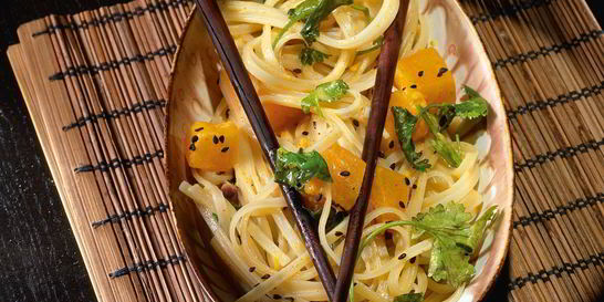 Широкая рисовая лапша с тыквенным карри