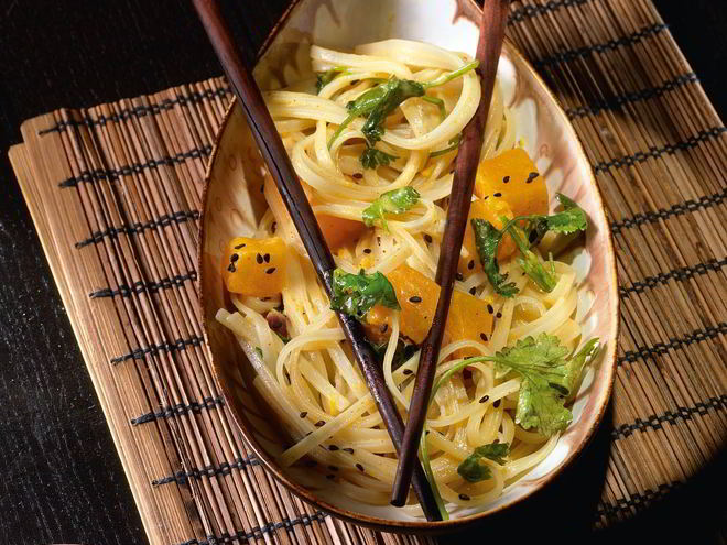 Рецепт широкой рисовой лапши с тыквенным карри