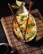 Широкая рисовая лапша с тыквенным карри