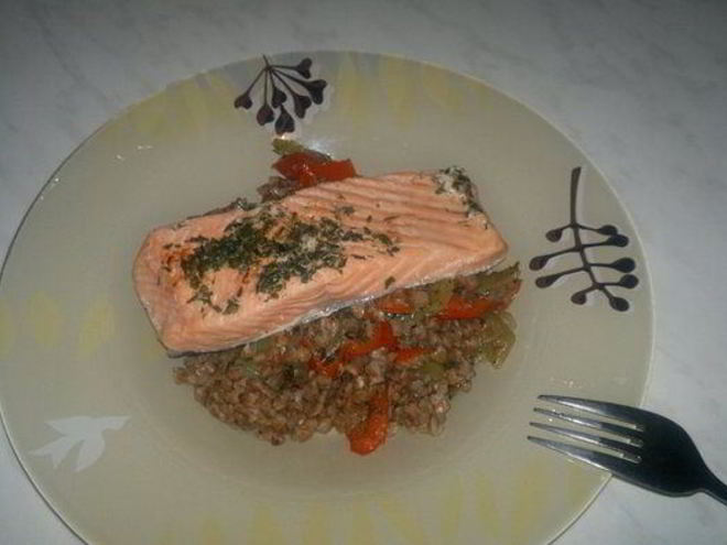 Рецепт гречетто с двумя видами перца , чесноком и соевым соусом и стейк лосося