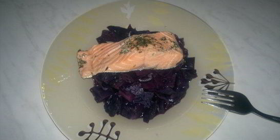 Капуста в вине и стейк лосося в травах