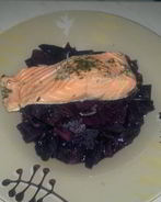 Капуста в вине и стейк лосося в травах