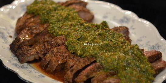 Стейк говяжий с соусом чимичурри