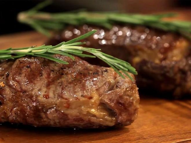 Рецепт стейка из говядины на сковороде