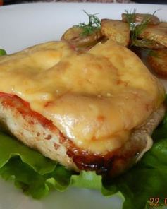 Стейк из свиного окорока под сырной шапкой