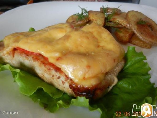 Рецепт стейка из свиного окорока под сырной шапкой