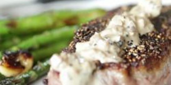 Стейк в перце с луковым соусом