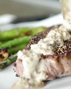 Стейк в перце с луковым соусом