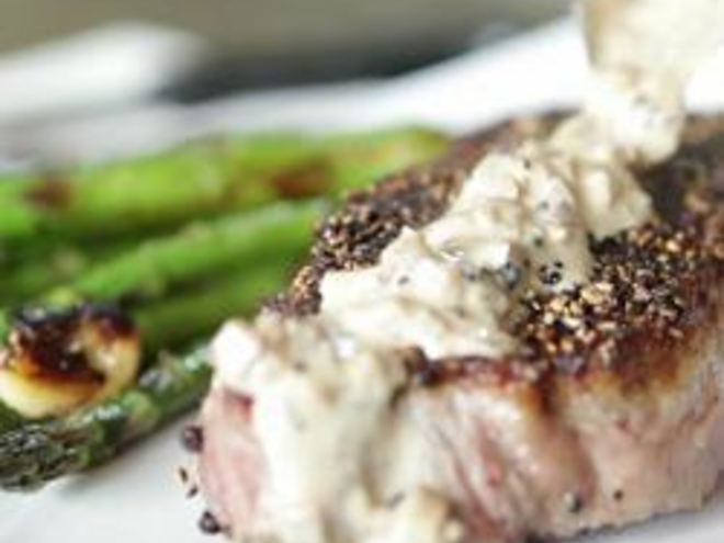 Рецепт стейка в перце с луковым соусом