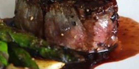 Стейки с луком-шалот и соусом из красного вина