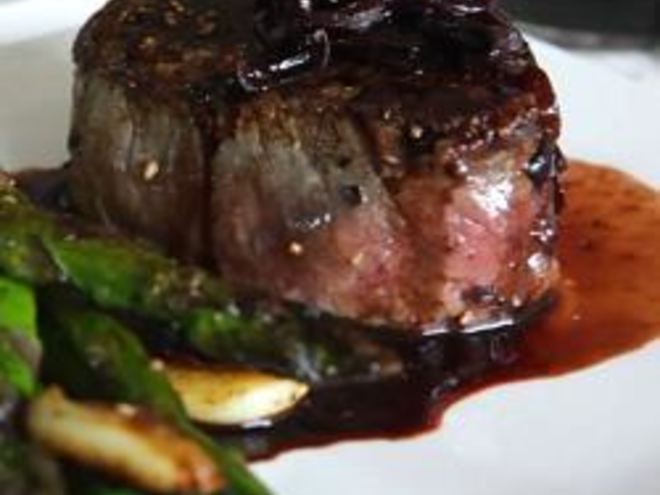 Рецепт стейков с луком-шалот и соусом из красного вина