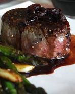 Стейки с луком-шалот и соусом из красного вина