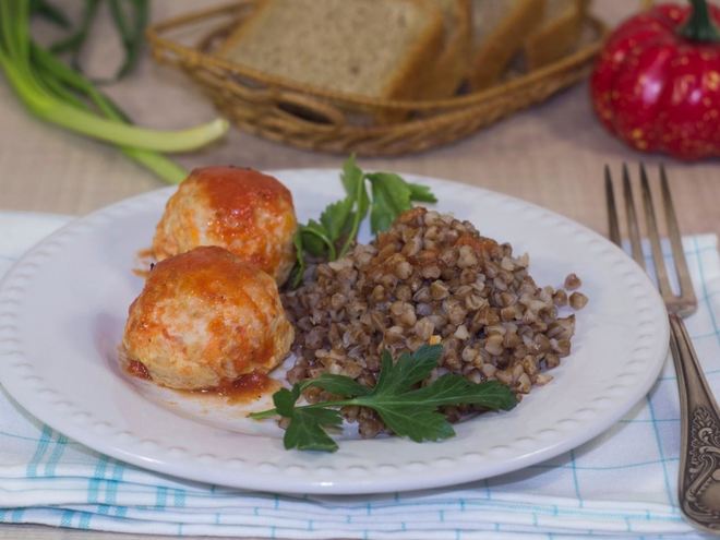 Рецепт диетических тефтелей из куриного фарша в духовке с подливкой