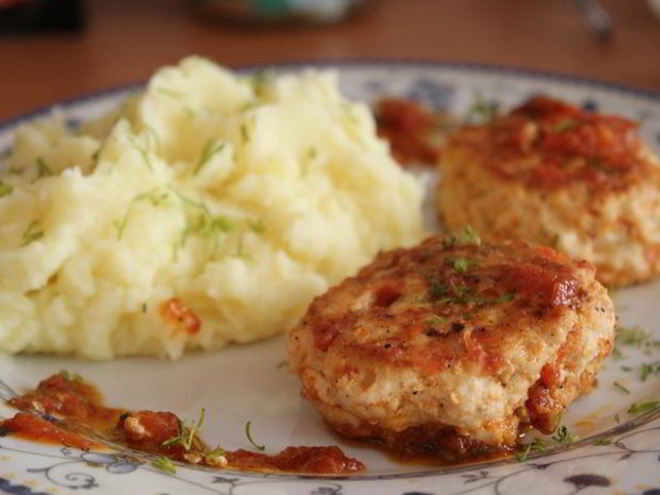 Рецепт куриных тефтелей в томатном соусе