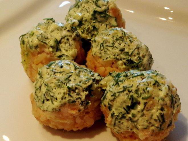 Рецепт легких куриных тефтелей на пару со сметанно-чесночным соусом