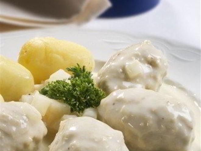 Рецепт мясных тефтелей с рисом и белым соусом