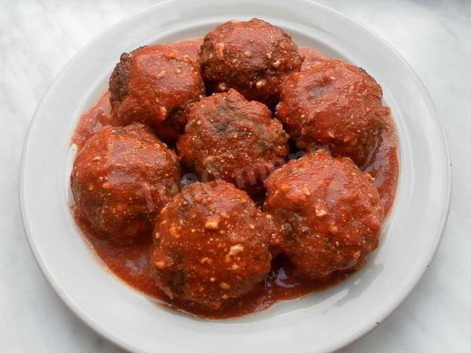 Рецепт мясных тефтелей с рисом и овощами в томатном соусе