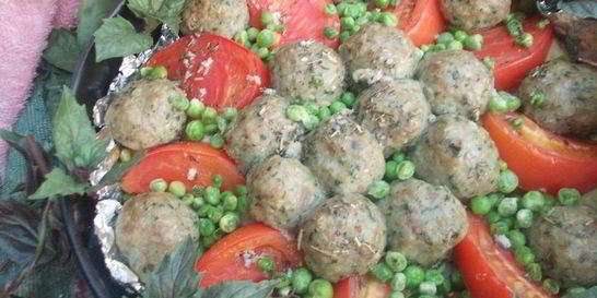 Печеные овощи с мясными тефтелями