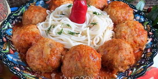 Спагетти с тефтелями в томатном соусе