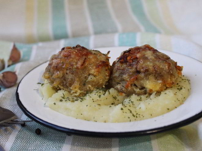 Рецепт свиных тефтелей в сливочном соусе