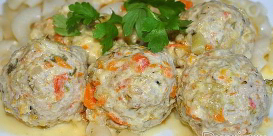 Тефтели из фарша с овощами в сметане