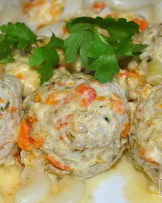 Тефтели из фарша с овощами в сметане