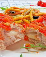 Тефтели из индейки с моцареллой в томатном соусе