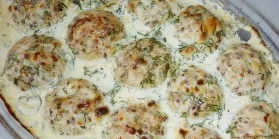 Тефтели из курицы и гречки в соусе