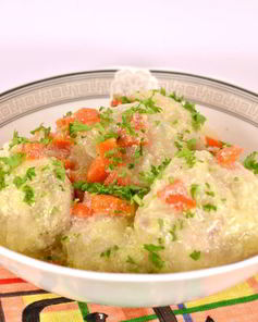 Тефтели из свинины и курицы в панировке из манки в сметанном соусе