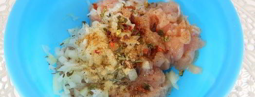 тефтели из свинины и курицы в панировке из манки в сметанном соусе. Шаг 2