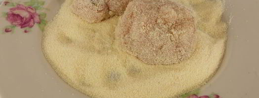 тефтели из свинины и курицы в панировке из манки в сметанном соусе. Шаг 3