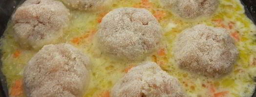 тефтели из свинины и курицы в панировке из манки в сметанном соусе. Шаг 4