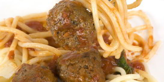 Тефтели с гречкой и соусом из томатов и сметаны