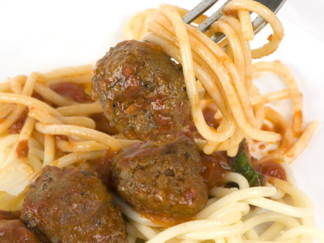 Рецепт тефтелей с гречкой и соусом из томатов и сметаны