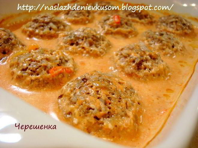 Рецепт тефтелей с грибами, запеченные в духовке в томатно-сметанном соусе