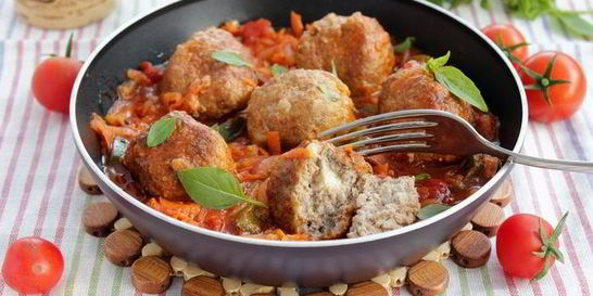 Тефтели с моцареллой в томатно-овощном соусе