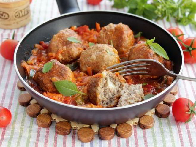 Рецепт тефтелей с моцареллой в томатно-овощном соусе