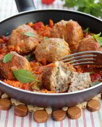 Тефтели с моцареллой в томатно-овощном соусе