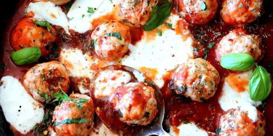 Тефтели с моцареллой в томатном соусе