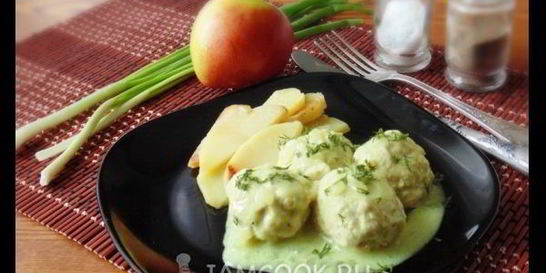 Тефтели с яблоками в сметанном соусе