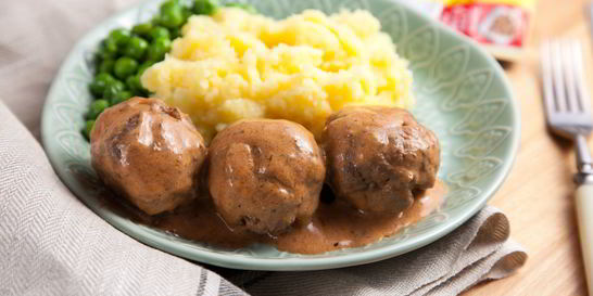 Тефтели с яйцом в сливочно-томатном соусе