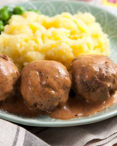 Тефтели с яйцом в сливочно-томатном соусе