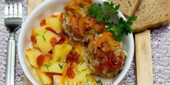 Тефтели, тушенные с картофелем