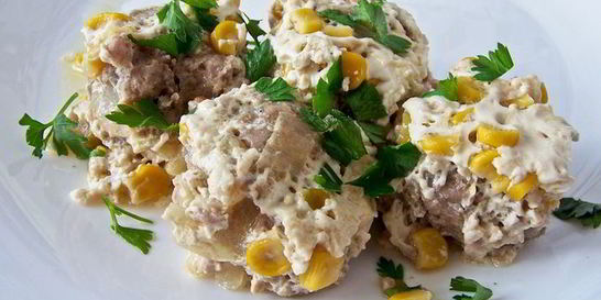 Тефтели в сливочном соусе с кукурузой