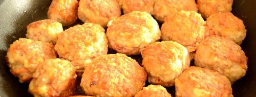 тефтели в сметанно томатном соусе на сковороде. Шаг 6