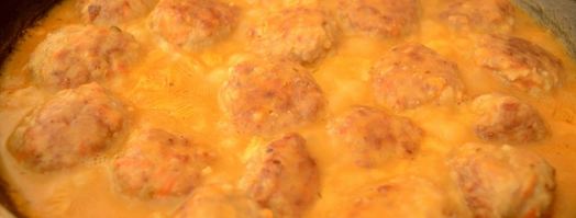 тефтели в сметанно томатном соусе на сковороде. Шаг 8