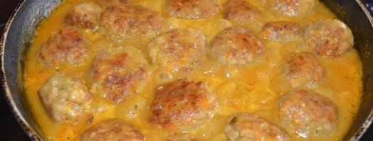 тефтели в сметанно томатном соусе на сковороде. Шаг 9